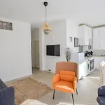 Chic And Modern Apt 5 Min From The Beach