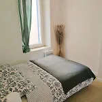 Chic And Modern Apt 5 Min From The Beach